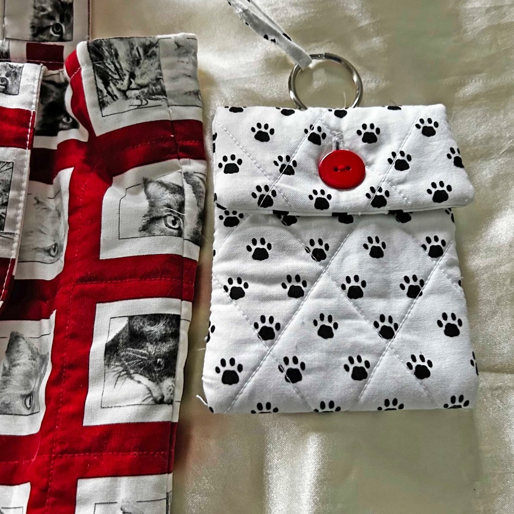 TOTE WITH DIFFERENT CAT FACES, RED WHITE & BLACK, TWO HANDLES, COMES WITH FABRIC - Picture 2 of 6